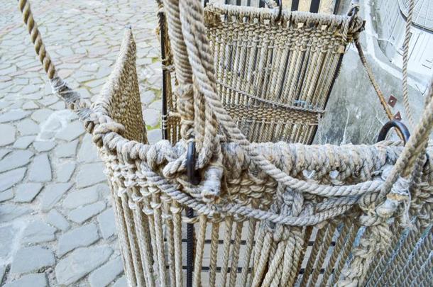 一老的古代的篮为一粗绳b一lloon.