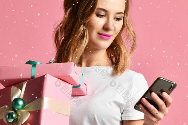 女人购物在线的和可移动的蜂窝式便携无线电话为圣诞节人名