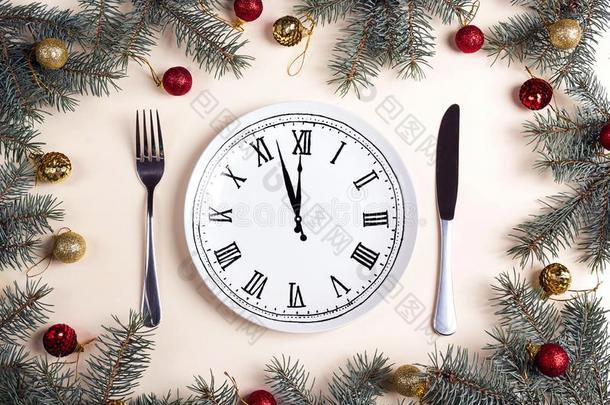 钟盘子和刀和餐叉和圣诞节装饰向butanol-extractableiodine碘丁醇提取
