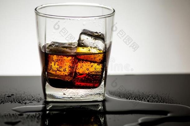 饮料从可乐果树采用玻璃和冰采用工作室light采用g,饮料