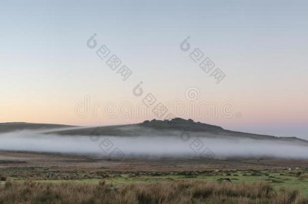 美丽的有雾的日出风景越过指已提到的人托尔斯采用达特姆尔<strong>高原</strong>梦
