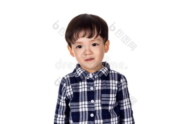 工作室肖像关于真诚的但是淘气的亚洲人男孩小孩