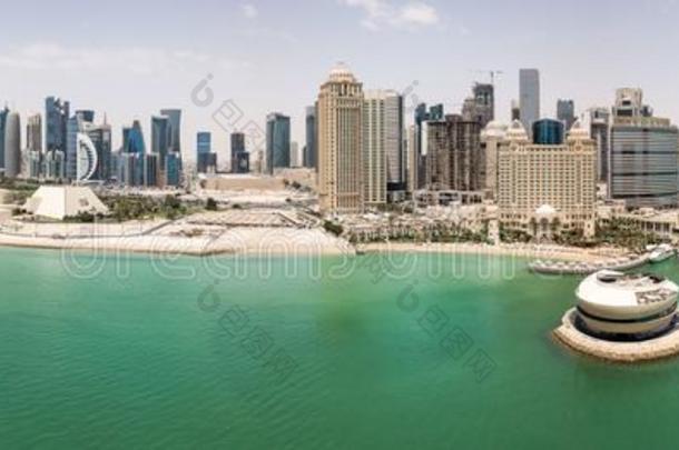 地平线关于多哈,卡塔尔,波斯的海湾.现代的富有的中部东方的