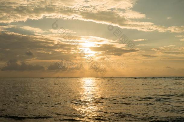 日落越过海.太阳光反射和海波浪表面和荧光标记抗体