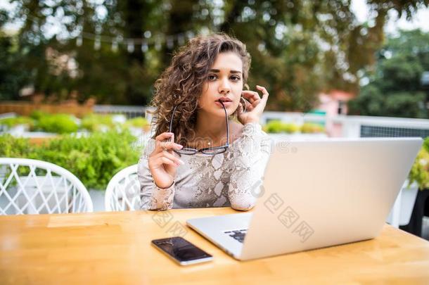 年幼的拉丁文女人和便携式电脑海浪采用社会的网采用咖啡馆出局