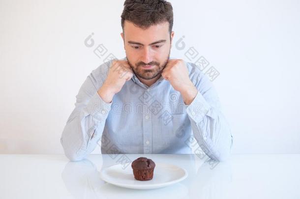 贪吃的男人怂恿干不正当的事在旁边甜的巧克力蛋糕