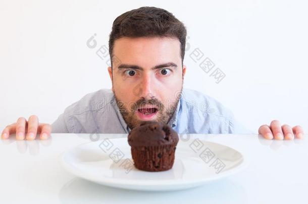贪吃的男人怂恿干不<strong>正当</strong>的事在旁边甜的巧克力蛋糕