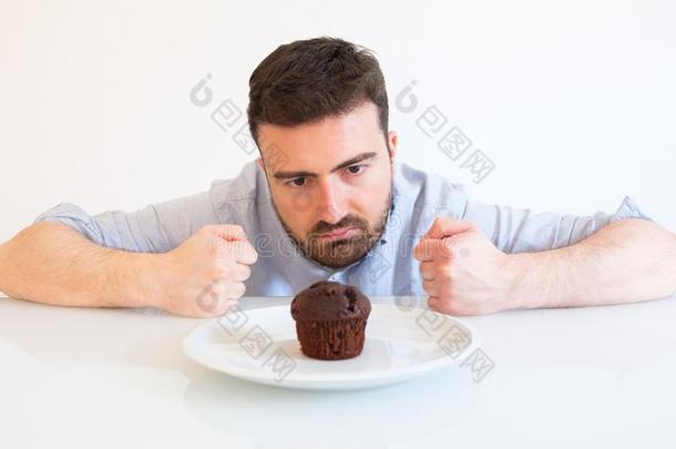贪吃的男人怂恿干不正当的事在旁边甜的巧克力蛋糕