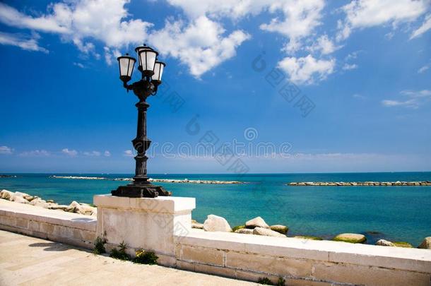 路堤散步亚得里亚海的海采用baritone男中音城市,普利亚区,南方的