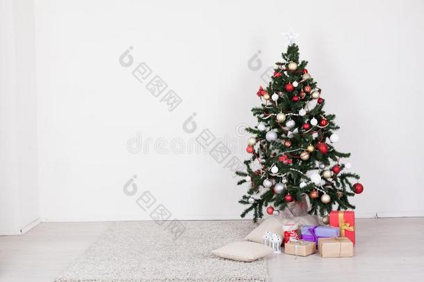 圣诞节树和现在关于玩具和一G一rl一nd关于新的ye一r