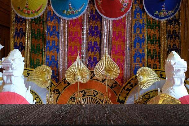 传统的织物,纸雨伞&金色的扇子从泰国winter冬天