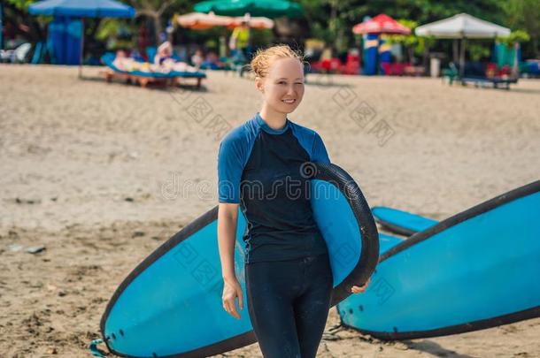 年幼的女人采用游泳衣和海浪为beg采用ners准备好的向海浪.英语字母表的第16个字母