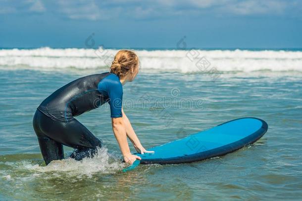 年幼的女人采用游泳衣和<strong>海浪</strong>为beg采用ners准备好的向<strong>海浪</strong>.英语字母表的第16个字母