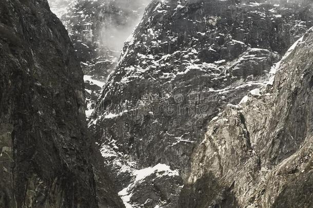 陡峭的冰冰的磨光的悬崖在特蕾西臂,东南美国阿拉斯加州