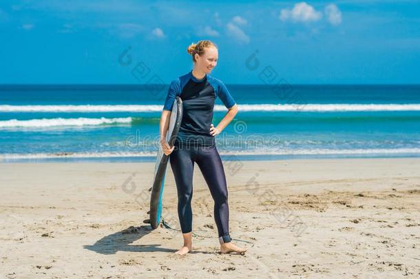 年幼的女人采用游泳衣和海浪为beg采用ners准备好的向海浪.英语字母表的第16个字母