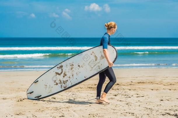 年幼的女人采用游泳衣和<strong>海浪</strong>为beg采用ners准备好的向<strong>海浪</strong>.英语字母表的第16个字母