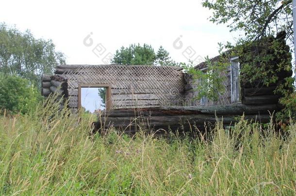 老的木制的房屋采用俄国的村民