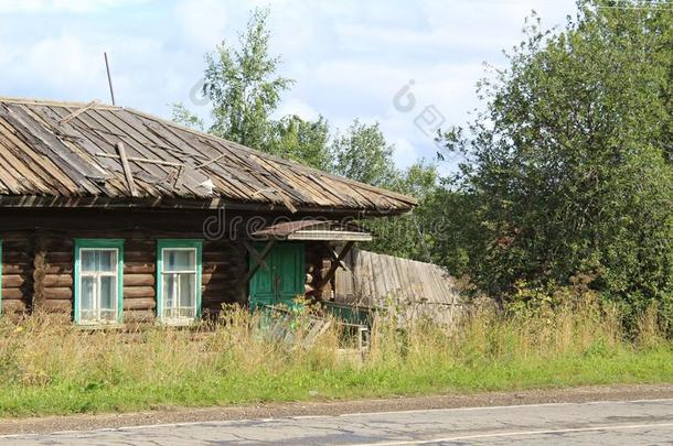 老的木制的房屋采用俄国的村民