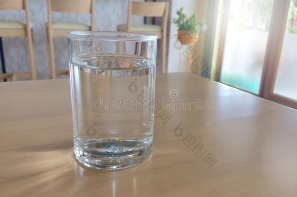 一玻璃关于水是（be的三单形式向木制的表