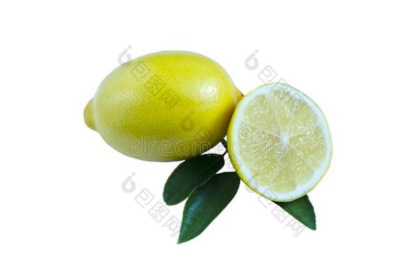 黄色的柠檬和一半的柠檬和树叶向白色的背景软的
