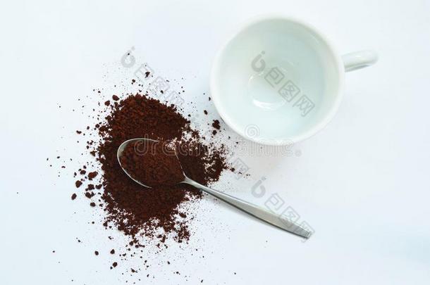 瞬间咖啡豆粉向银so向和杯子采用白色的背景