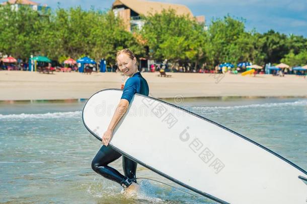 年幼的女人采用游泳衣和海浪为beg采用ners准备好的向海浪.英语字母表的第16个字母