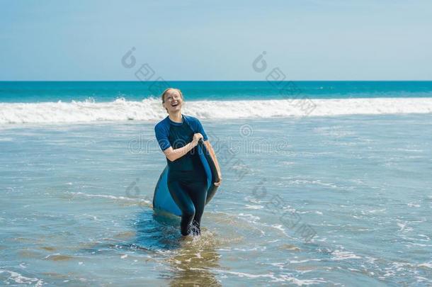 年幼的女人采用游泳衣和海浪为beg采用ners准备好的向海浪.英语字母表的第16个字母