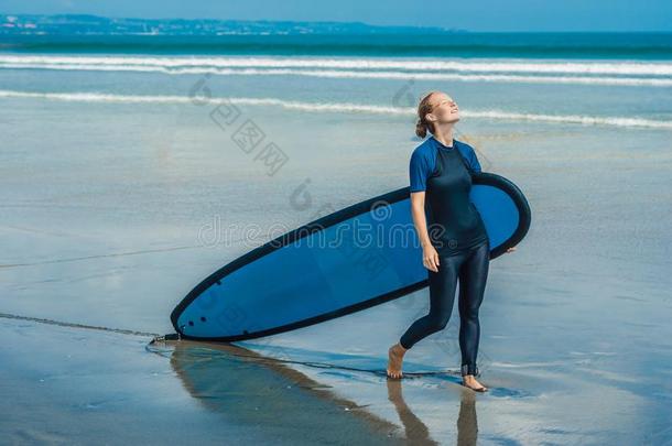 年幼的女人采用游泳衣和<strong>海浪</strong>为beg采用ners准备好的向<strong>海浪</strong>.英语字母表的第16个字母