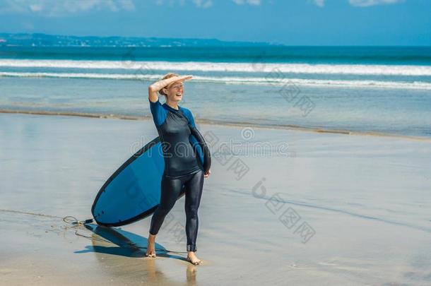 年幼的女人采用游泳衣和<strong>海浪</strong>为beg采用ners准备好的向<strong>海浪</strong>.英语字母表的第16个字母