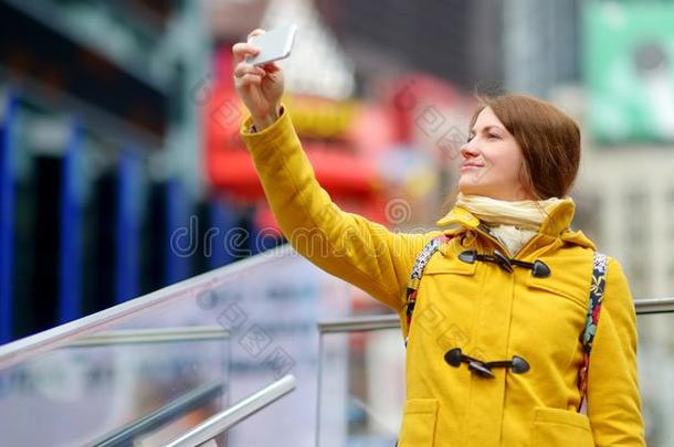 幸福的年幼的女人旅行者观光在时代正方形采用新的人名