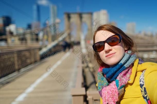 幸福的年幼的女人旅行者观光在反击球桥,新的int.唷