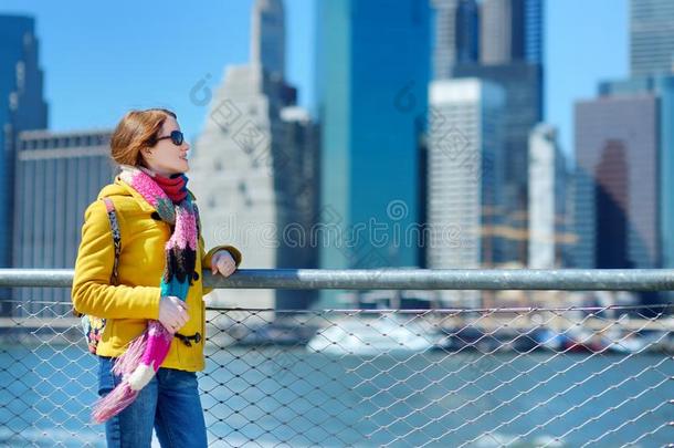 幸福的年幼的女人旅行者观光在旁边反击球桥,新的int.唷