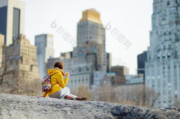 幸福的年幼的女人旅行者观光在中央的公园采用新的人名