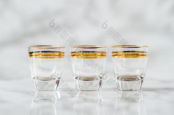 酿酒的金线条镀金的酒玻璃杯子向大理石