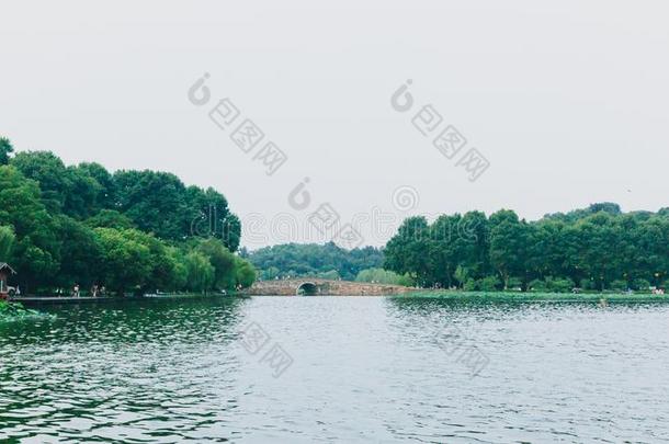 看法关于西湖,和桥和树在旁边水,采用杭州,