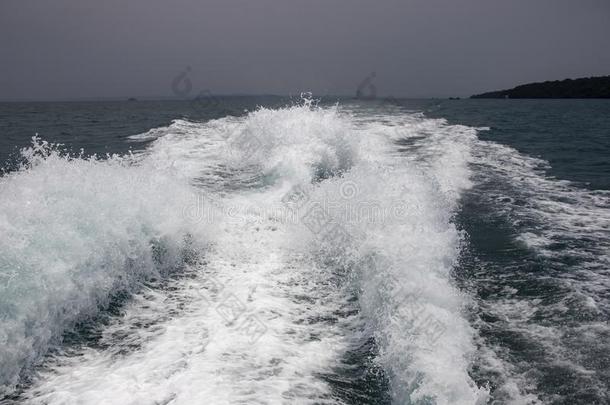 海的旅行<strong>船</strong>尾照片.有暴风雨的一天海滨风景.警句