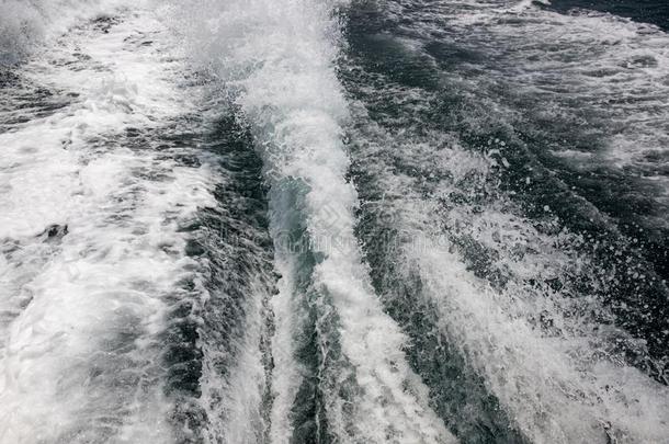 白色的起泡沫向海表面.海的旅行船尾照片.马达