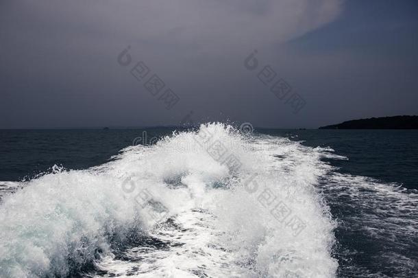 海的旅行<strong>船</strong>尾照片.有暴风雨的一天海滨风景.whiteiron白铁