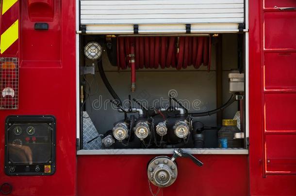 消防队员货车和消防队员`英文字母表的第19个字母手杖后的一火,outdoor英文字母表的第19个字母