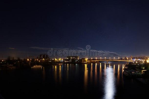 夜基辅全景画向第聂伯河和加万斯基桥向背景