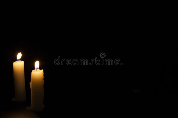 两个蜡烛向黑暗的背景.照明蜡烛向黑的.耶洛