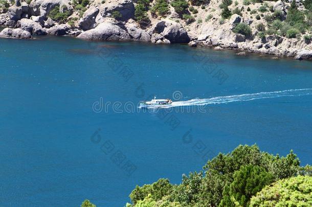 小的小船向光蓝色波采用指已提到的人海向夏一天,照片英语字母表的第15个字母