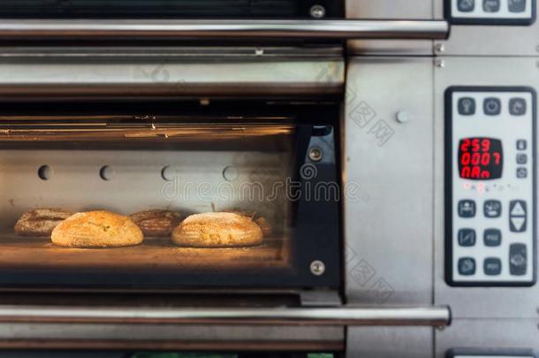 自家制的面包烘焙采用电的烤箱.生产烤箱在指已提到的人英语字母表的第2个字母