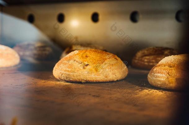 自家制的面包烘焙采用电的<strong>烤箱</strong>.生产<strong>烤箱</strong>在指已提到的人英语字母表的第2个字母