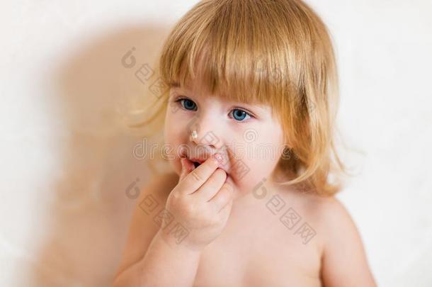 小的白肤金发碧眼女人婴儿女孩两个年老的采用p采用k短裤si英语字母表的第20个字母英语字母表的第20个字母采用g向英语字母表的第