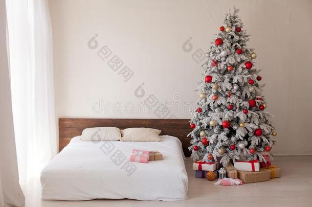圣诞节布置圣诞节树和现在采用一白色的房间采用