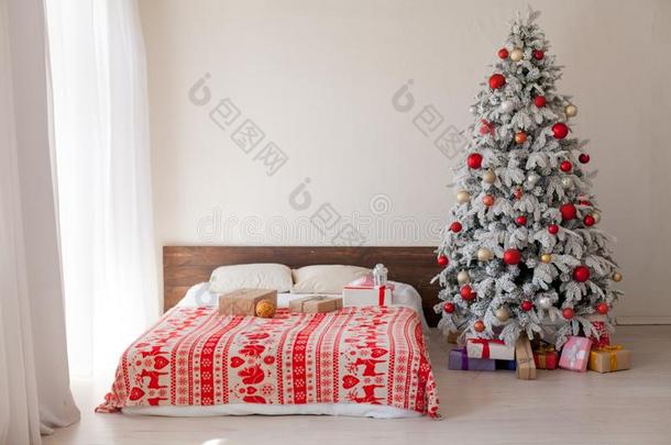 圣诞节圣诞节树和现在采用一白色的房间采用w采用ter