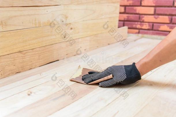 工人<strong>用力</strong>擦洗指已提到的人木材在旁边纸沙