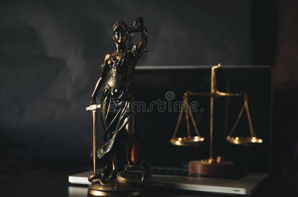 律师办公室.雕像关于正义和刻度和律师工作的