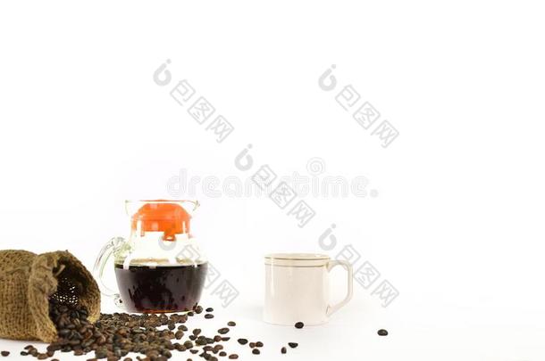 咖啡豆袋,咖啡豆杯子和咖啡豆罐子向白色的